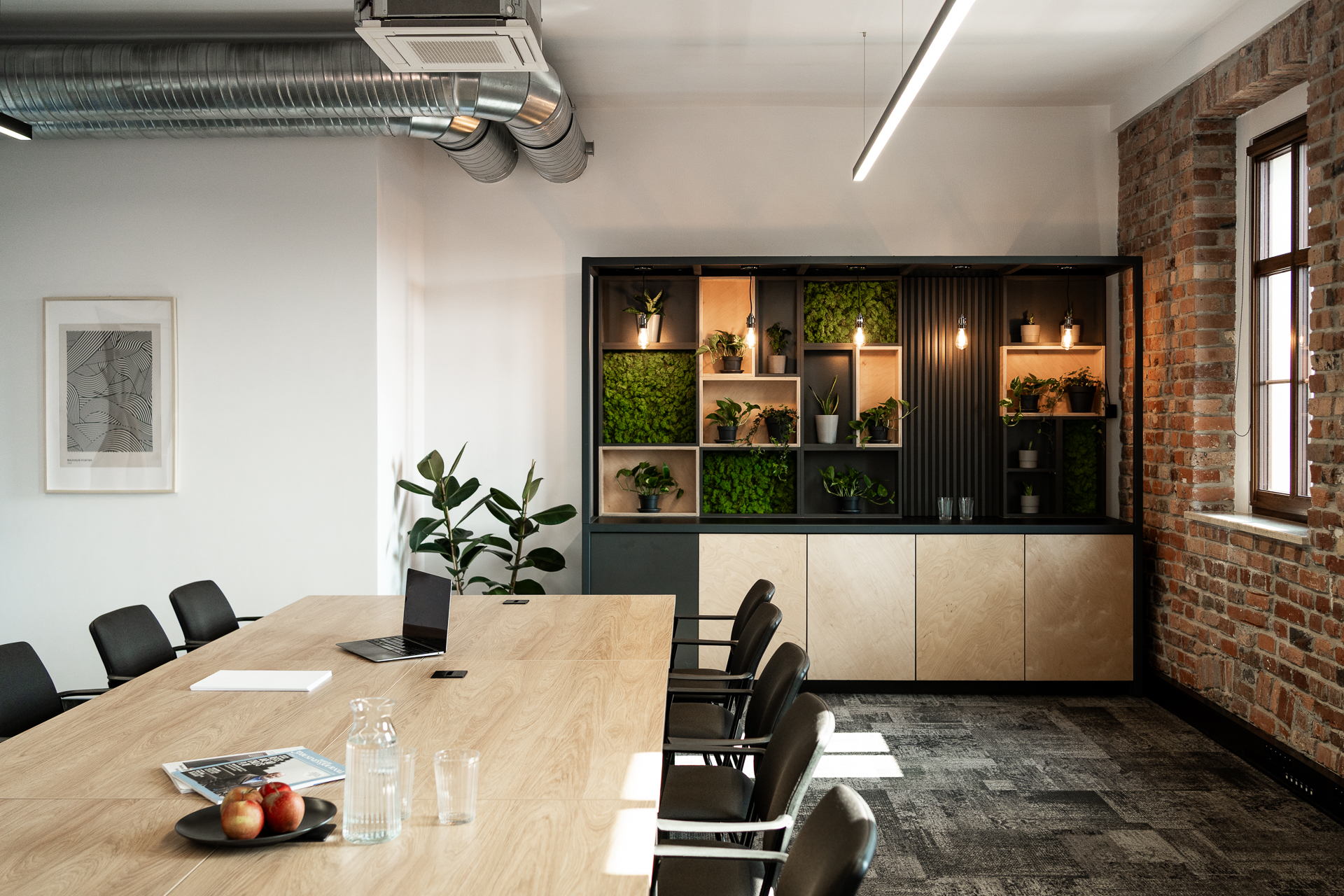 Sala konferencyjna Cluster Katowice — stół i ściana roślin