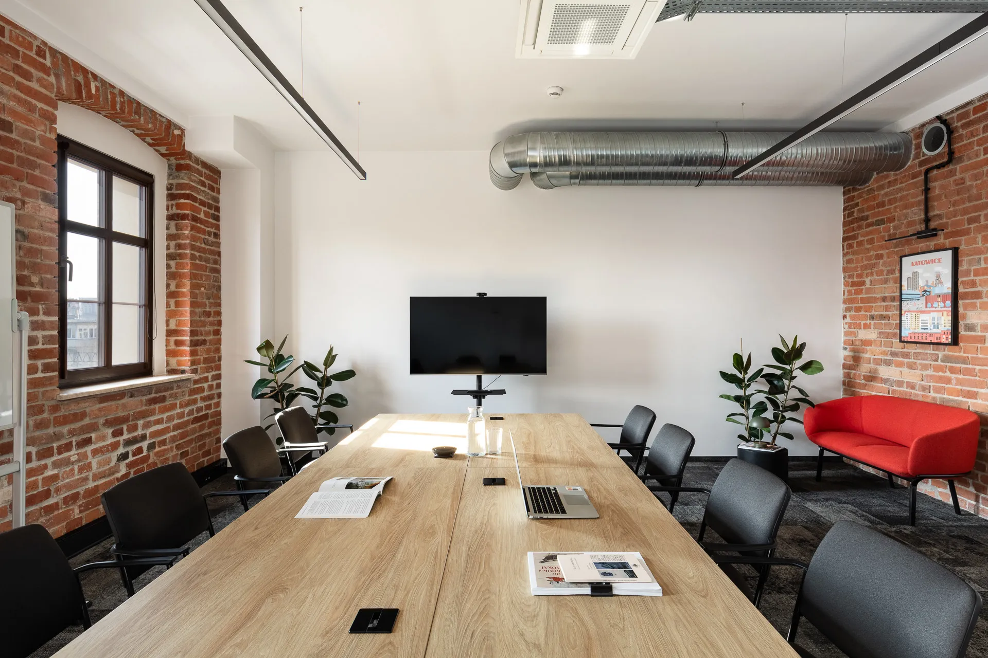 Sala Hibiscus — sala konferencyjna na 10 osób, długi stół dębowy, Cluster Dworcowa 8 Katowice