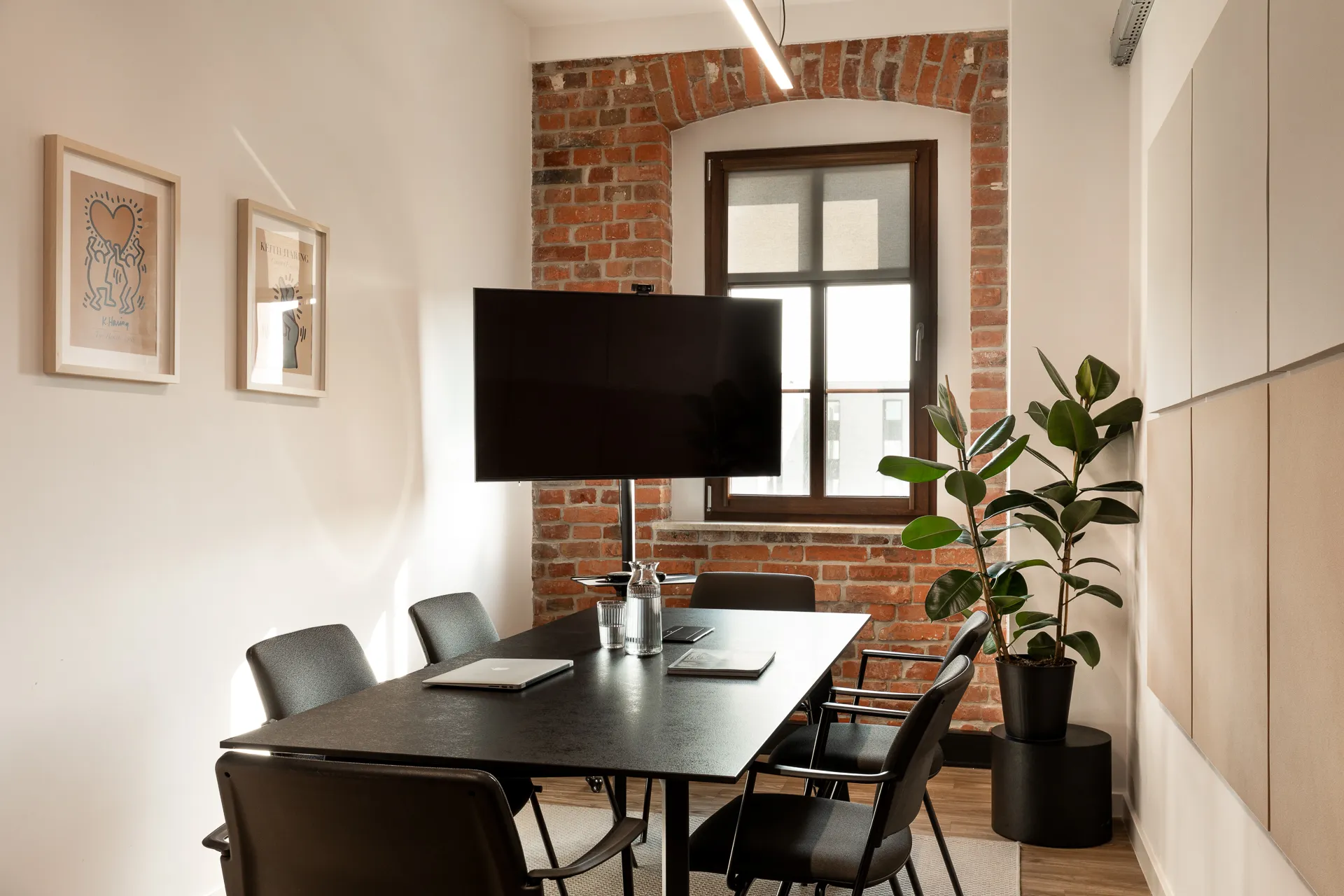 Sala Sand — sala spotkań na 8 osób, ceglana ściana, Cluster Dworcowa 8 Katowice