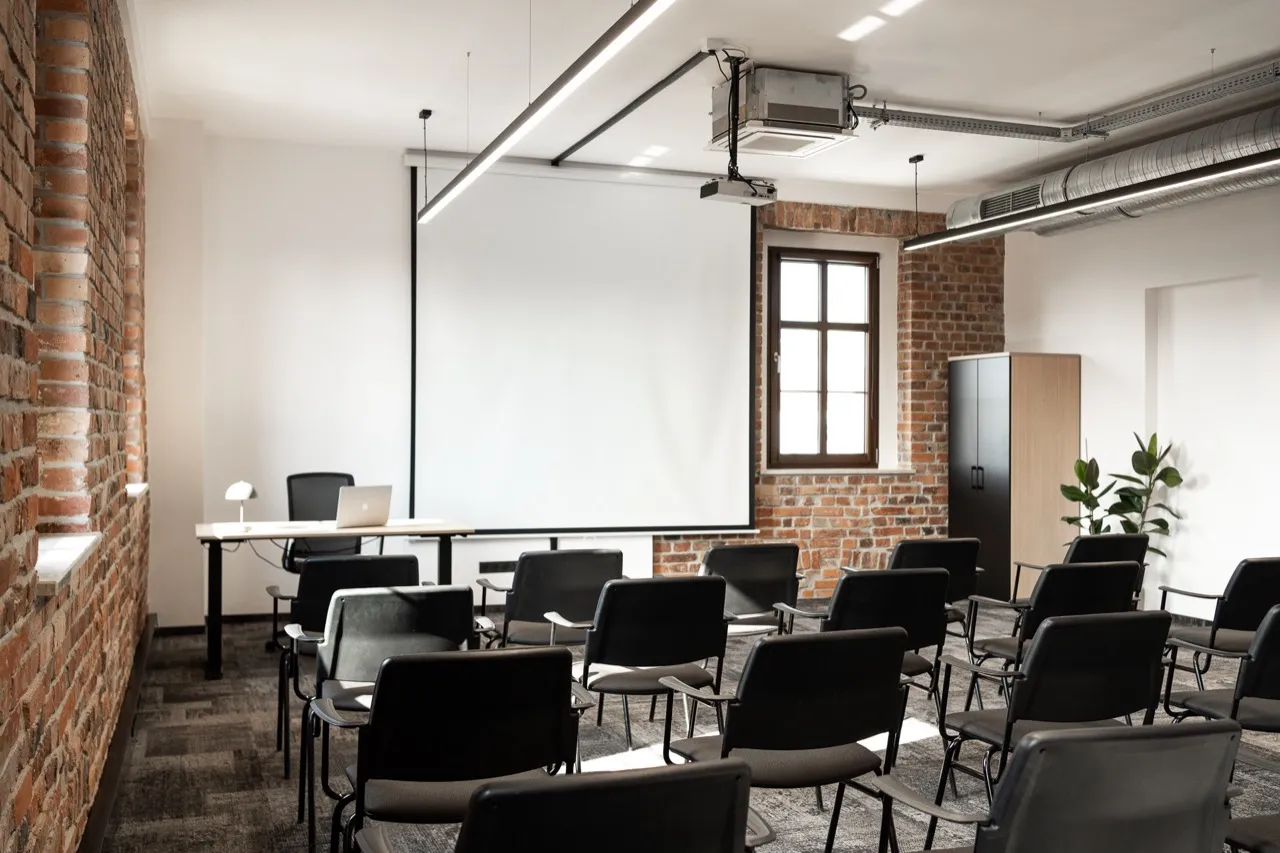Sala Sky — sala warsztatowo-szkoleniowa na 35 osób, układ teatralny, Cluster Dworcowa 8 Katowice